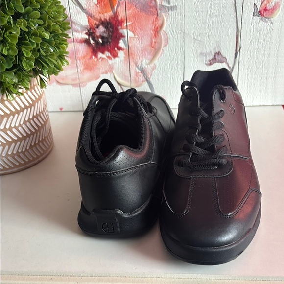 Shoes For Crews Black Oxfords Sleek Design - Picture 1 of 11